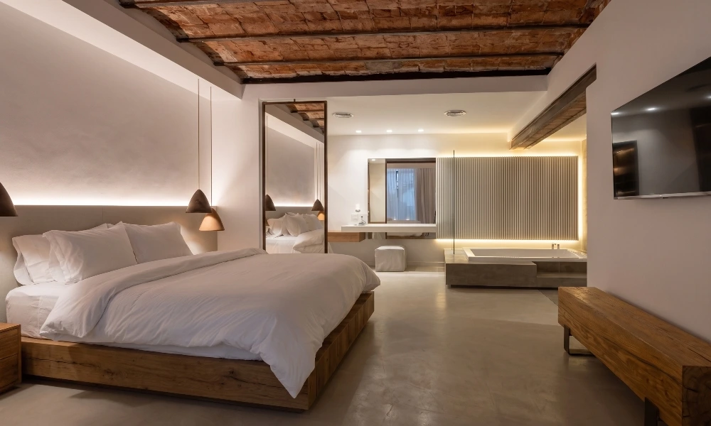 Habitación de lujo con diseño único y muros originales en Azur Real Hotel, reconocido como uno de los mejores hoteles de Córdoba.